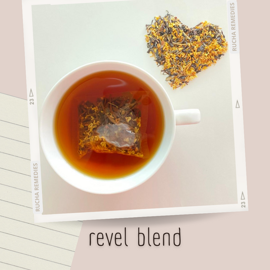 The sweet apricot-like osmanthus flowers blend harmoniously with the malty honey notes of the black tea. 